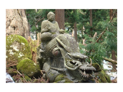 石彫りの観音さまと龍